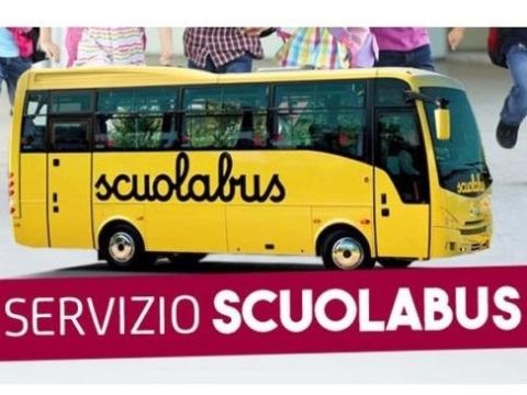 Scuolabus giallo con scritta scuolabus di colore nero